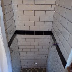 Loerie Shower - Self-Catering accommodation Kenton